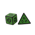 Zestaw czarno-zielonych kości RPG Verdant Arcane z ozdobnymi grawerowanymi ramkami.