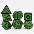 Zestaw czarno-zielonych kości RPG Verdant Arcane z ozdobnymi grawerowanymi ramkami.