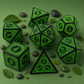 Zestaw czarno-zielonych kości RPG Verdant Arcane z ozdobnymi grawerowanymi ramkami.
