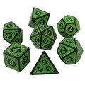 Zestaw czarno-zielonych kości RPG Verdant Arcane z ozdobnymi grawerowanymi ramkami.