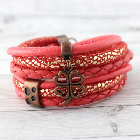 Bransoletka koralowa z miedzianą koniczyną Bransoletka koralowa z miedzianą koniczyną