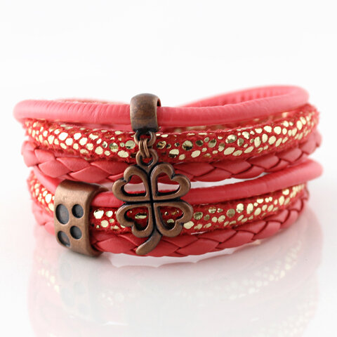 Bransoletka koralowa z miedzianą koniczyną Bransoletka koralowa z miedzianą koniczyną