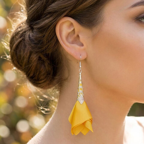 Długie, żółte satynowe kolczyki materiałowe w kształcie kwiatów ze srebrnym ażurowym wykończeniem Długie, żółte satynowe kolczyki materiałowe w kształcie kwiatów ze srebrnym ażurowym wykończeniem