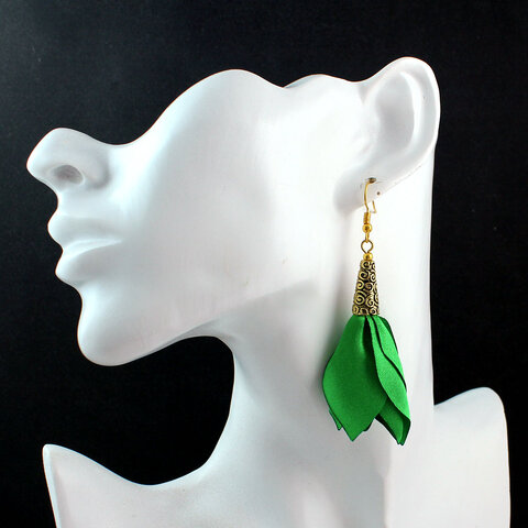 Długie kolczyki kwiaty Lume Design zielone satynowe antyczne złoto