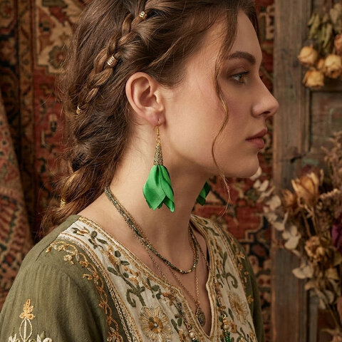 Długie kolczyki kwiaty Lume Design zielone satynowe antyczne złoto