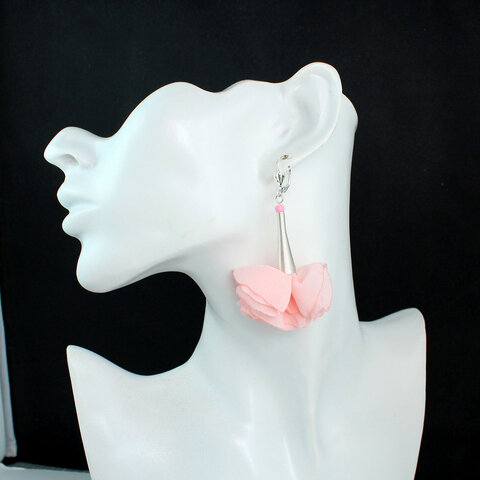 Długie kolczyki kwiaty pudrowy róż srebrne bigle zamknięte