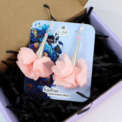 Długie kolczyki kwiaty pudrowy róż srebrne bigle zamknięte