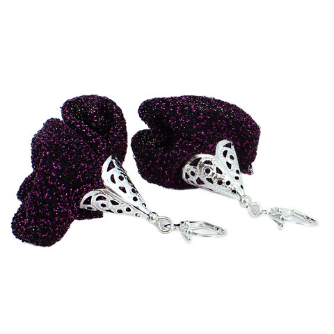 Kolczyki kwiaty ciemny fiolet mieniące się drobinki srebrne bigle