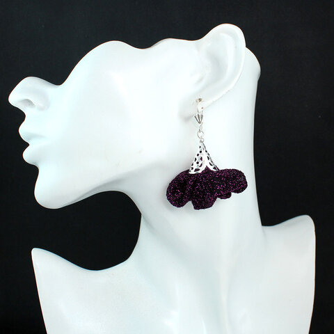 Kolczyki kwiaty ciemny fiolet mieniące się drobinki srebrne bigle