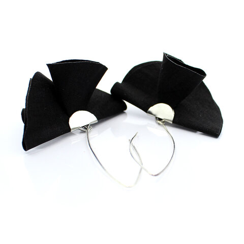 Długie kolczyki wachlarze czarne Lume Design srebrne bigle rybki