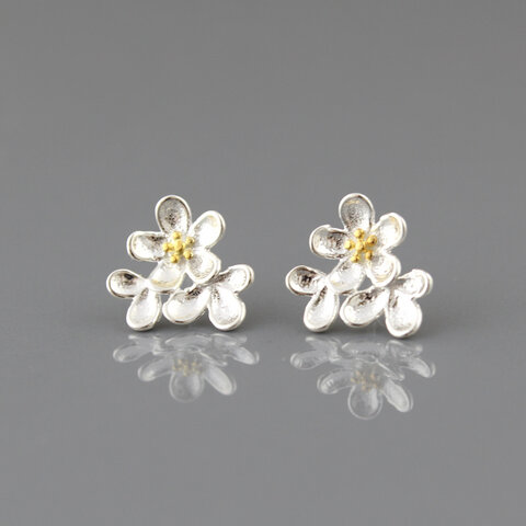 Dwukolorowe kolczyki wkrętki kwiatki