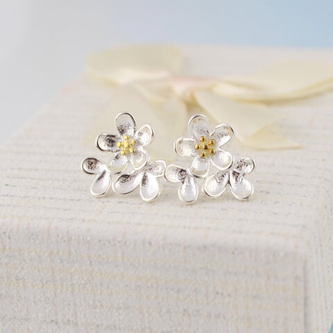 Dwukolorowe kolczyki wkrętki kwiatki