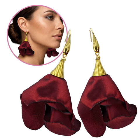 Długie, wiszące kolczyki w kształcie kwiatów uformowanych z burgundowej tkaniny ze złotym spiralnym stożkiem