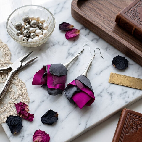Długie, wiszące kolczyki materiałowe w kształcie kaskadowych kwiatów. Asymetryczne płatki z tkaniny w kolorze fuksji i szarości