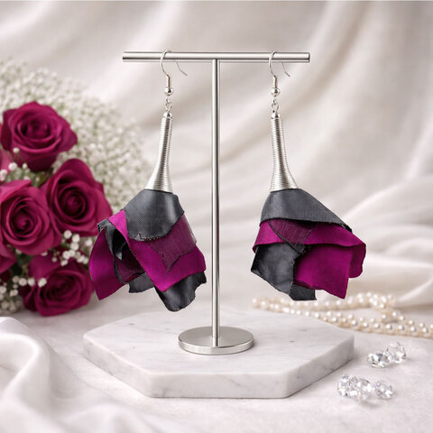 Długie, wiszące kolczyki materiałowe w kształcie kaskadowych kwiatów. Asymetryczne płatki z tkaniny w kolorze fuksji i szarości