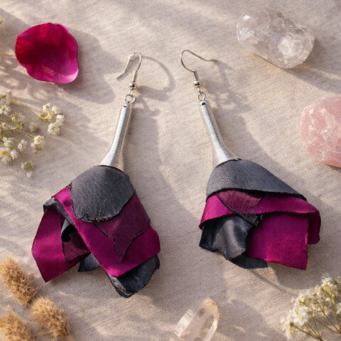 Długie, wiszące kolczyki materiałowe w kształcie kaskadowych kwiatów. Asymetryczne płatki z tkaniny w kolorze fuksji i szarości