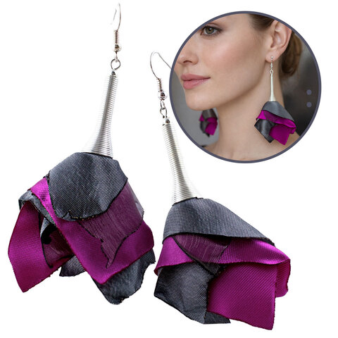 Długie, wiszące kolczyki materiałowe w kształcie kaskadowych kwiatów. Asymetryczne płatki z tkaniny w kolorze fuksji i szarości