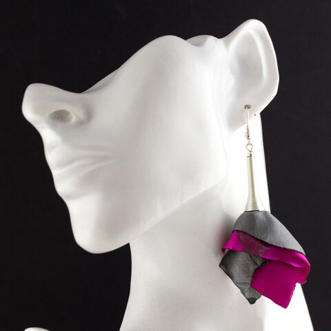 Długie, wiszące kolczyki materiałowe w kształcie kaskadowych kwiatów. Asymetryczne płatki z tkaniny w kolorze fuksji i szarości