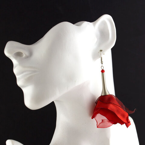 Długie, czerwone materiałowe kolczyki w kształcie kwiatów z elementami w antycznym odcieniu srebra