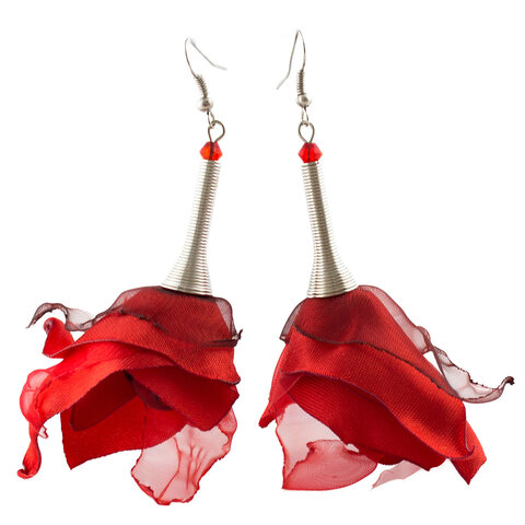 Długie, czerwone materiałowe kolczyki w kształcie kwiatów z elementami w antycznym odcieniu srebra