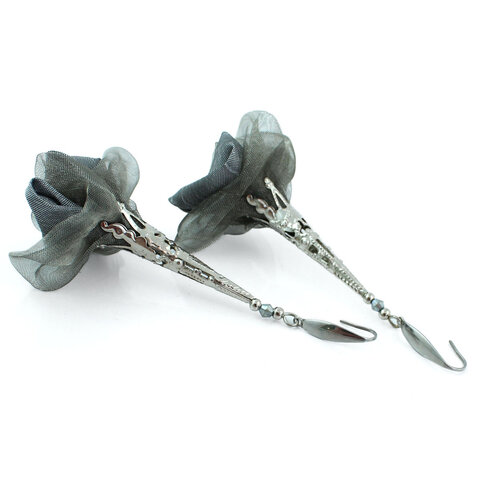 Długie grafitowe kolczyki kwiaty w ażurowym srebrnym wykończeniu