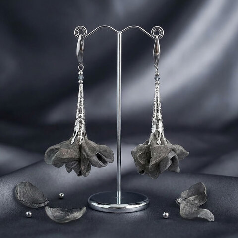 Długie grafitowe kolczyki kwiaty w ażurowym srebrnym wykończeniu