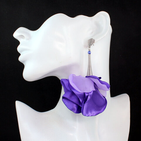 Duże kolczyki z tkaniny fioletowe kwiaty awangardowe srebrne handmade