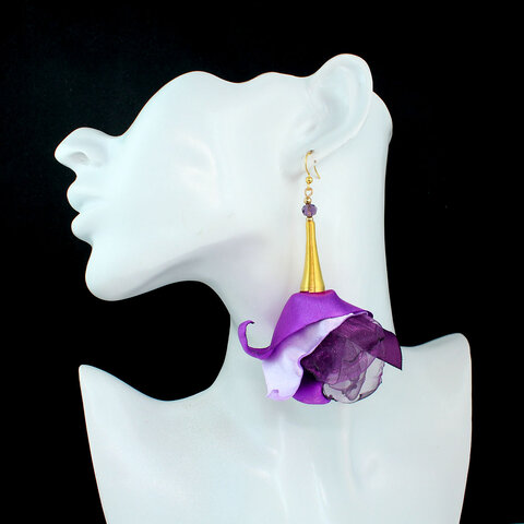 Kolczyki z tkaniny fiolet lawenda kwiaty złote wykończenia – Lume Design