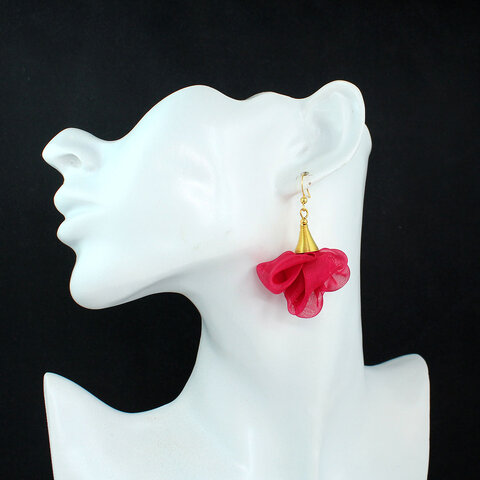 Lekkie kolczyki malinowe z tkaniny kwiaty złote wykończenia – Lume Design