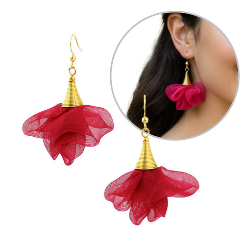 Lekkie kolczyki malinowe z tkaniny kwiaty złote wykończenia – Lume Design