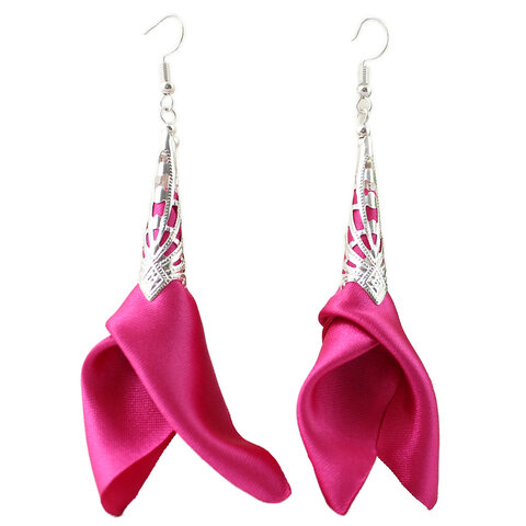 Długie, różowe kolczyki materiałowe w kolorze fuksji z ażurowym srebrnym wykończeniem Długie, różowe kolczyki materiałowe w kolorze fuksji z ażurowym srebrnym wykończeniem