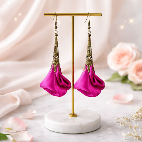 Długie satynowe kolczyki kwiaty w kolorze fuksji z ażurowym kielichem w odcieniu antycznego brązu. Długie satynowe kolczyki kwiaty w kolorze fuksji z ażurowym kielichem w odcieniu antycznego brązu.