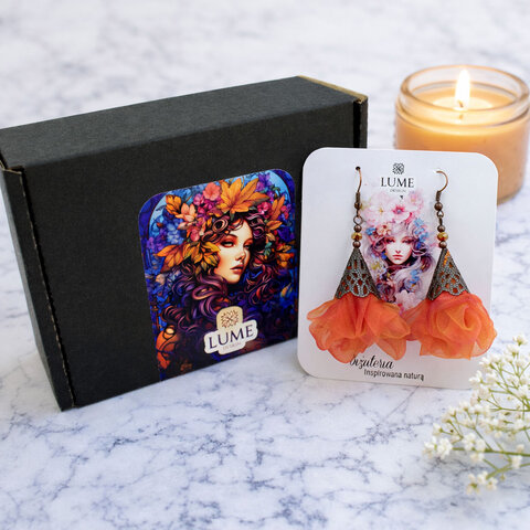 Długie pomarańczowo-różowe kolczyki kwiaty z miedzianym ażurowym elementem