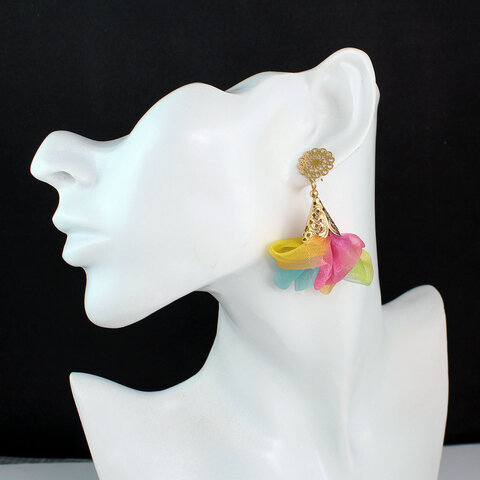 Kolczyki z tkaniny kolorowe lekkie kwiaty handmade pastelowe złote