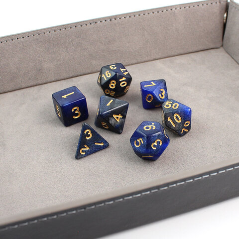 Zestaw 7 klasycznych akrylowych kości RPG w kolorze granatowym z brokatem i złotymi cyframi | Akrylowe Kości Sapphire Dust Lume Design