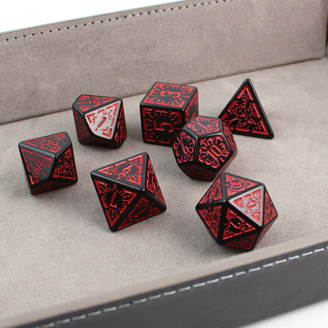 Zestaw 7 czarnych akrylowych kości RPG z czerwonymi runami, ramkami i cyframi | Akrylowe Kości Infernal Runes Lume Design Zestaw 7 czarnych akrylowych kości RPG z czerwonymi runami, ramkami i cyframi | Akrylowe Kości Infernal Runes Lume Design