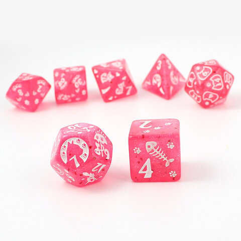 Zestaw malinowych kości wielościennych Cat Magic z brokatem i wzorem w urocze koty.