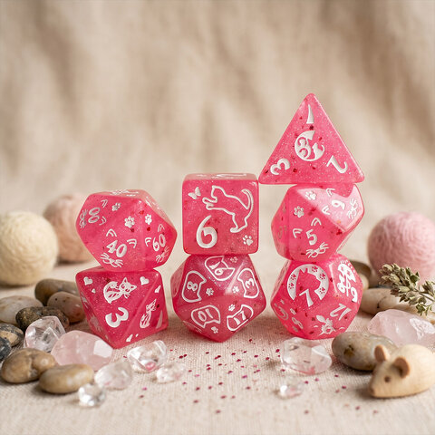 Zestaw malinowych kości wielościennych Cat Magic z brokatem i wzorem w urocze koty.