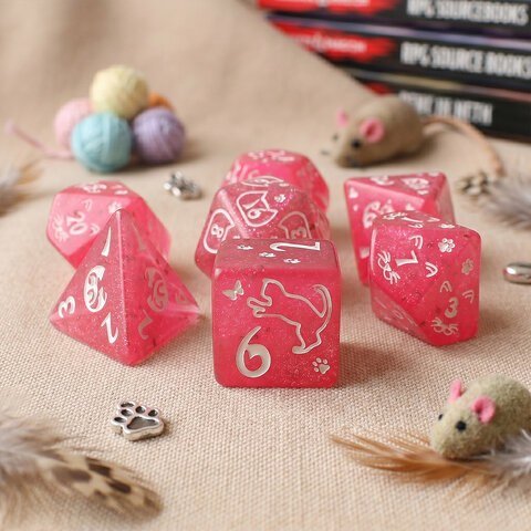Zestaw malinowych kości wielościennych Cat Magic z brokatem i wzorem w urocze koty.