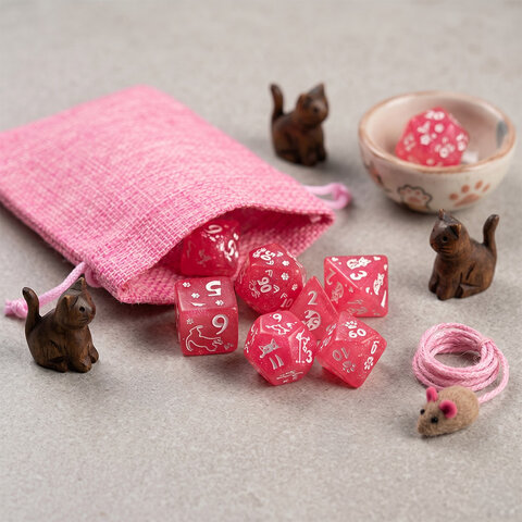 Zestaw malinowych kości wielościennych Cat Magic z brokatem i wzorem w urocze koty.