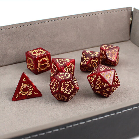 Zestaw 7 akrylowych kości RPG o zaokrąglonych krawędziach w kolorze czerwonego marmuru ze zdobieniami smoków | Akrylowe Kości Dragon's Ruby Lume Design