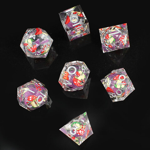 Zestaw 7 przezroczystych kości RPG z żywicy z ilustracjami grzybów i fioletowym płynnym wnętrzem | Kości Liquid Core Mystic Shrooms Lume Design