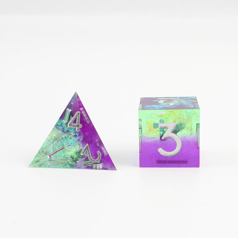 Zestaw 7 kości RPG z przezroczystej żywicy o ostrych krawędziach w pastelowych odcieniach fioletu i zieleni z folią holograficzną | Kości Żywiczne Faerie Aurora Lume Design