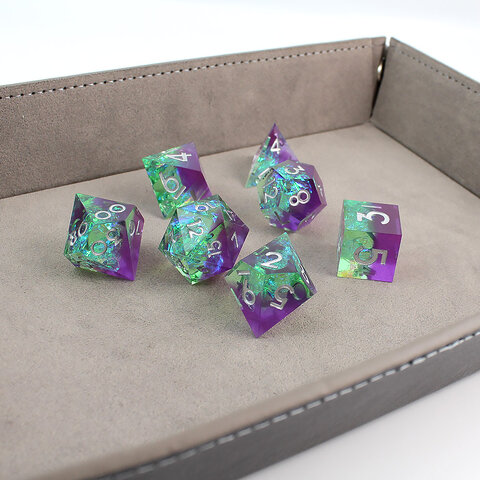 Zestaw 7 kości RPG z przezroczystej żywicy o ostrych krawędziach w pastelowych odcieniach fioletu i zieleni z folią holograficzną | Kości Żywiczne Faerie Aurora Lume Design