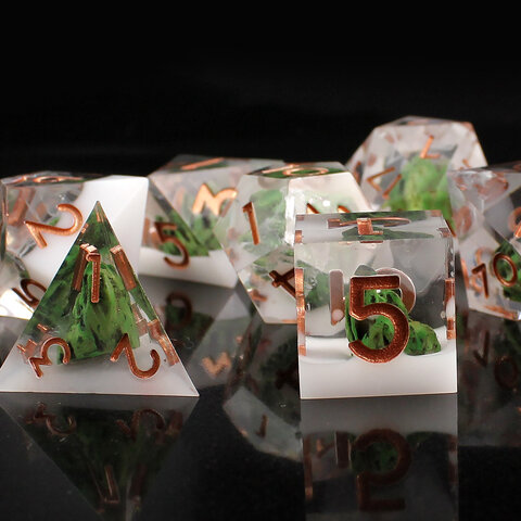 Zestaw 7 kości RPG z żywicy z ostrymi krawędziami z zielonym mchem i białą mgłą w środku | Kości Żywiczne Misty Highlands Lume Design