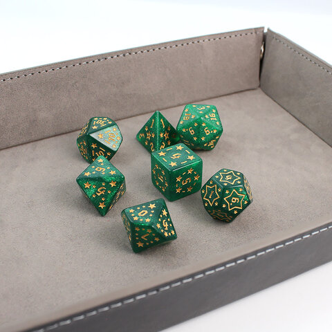 Zestaw 7 akrylowych kości RPG w zielonym kolorze ze złotymi gwiazdkami i cyframi | Akrylowe Kości Emerald Stars Lume Design