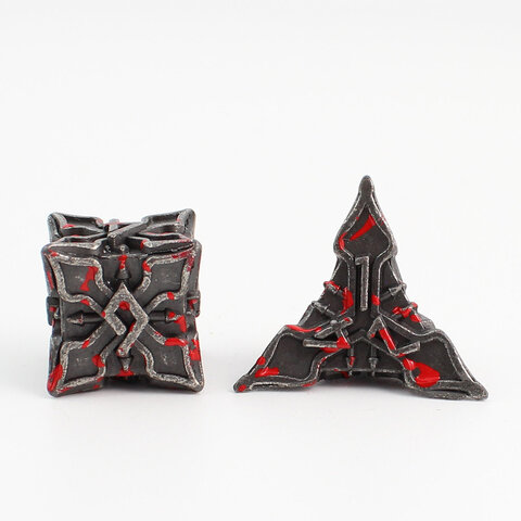 Metalowe czarne kości RPG z czerwonymi odpryskami farby imitującymi krew | Kości Metalowe Bloodied Iron Lume Design