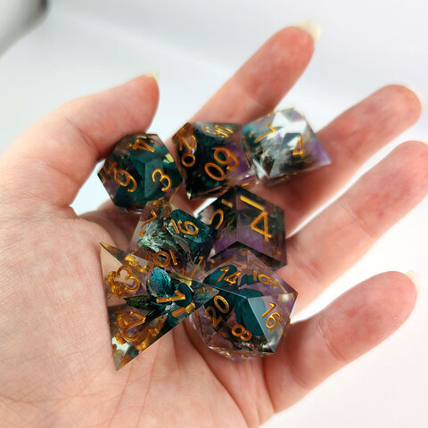 Zestaw kości RPG Witch's Herbarium z przezroczystej żywicy z suszonymi kwiatami