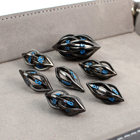 Unikatowe ażurowe kości RPG w kolorze czarnym z niebieskimi cyframi o nowoczesnym kształcie | Kości Metalowe Neon Weave Lume Design