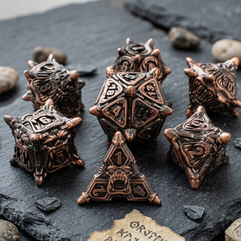 Metalowe kości RPG z motywem twarzy Orków i kolcami w kolorze miedzi | Kości Metalowe Orc Warband Lume Design